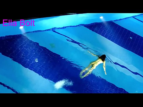 ❤️ Ik kin net ophâlde te sjen, jonge blonde fongen neaken swimmen yn ELLA BOLT resort pool Neuken by porno fy.porn-milf300.ru ❌