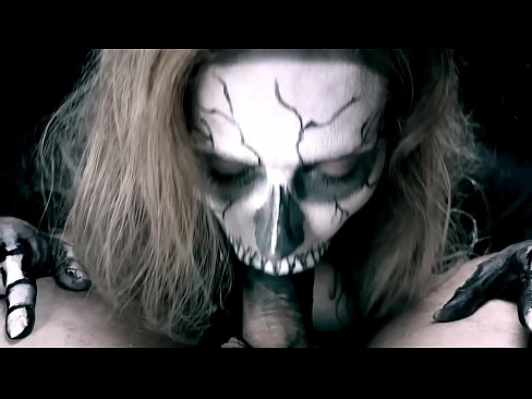 ❤️ Demon famke sûgje hoanne mei har swarte mûle en slikken cum. Neuken by porno fy.porn-milf300.ru ❌