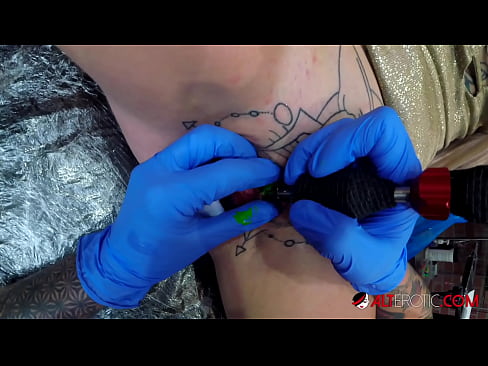 ❤️ Ekstreem tattooed hottie Sully Savage krige in tattoo op har klitoris Neuken by porno fy.porn-milf300.ru ❌